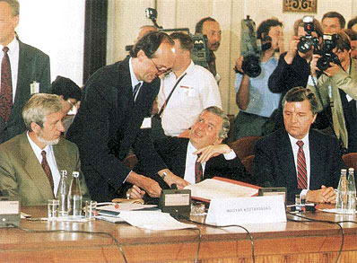 ワルシャワ条約機構の最終会議（中央に座っているのはアンタル首相）